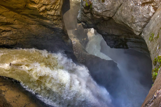Trummelbach düşüyor, Lauterbrunnen, İsviçre - Avrupa 'nın en büyük yeraltı suları dökülüyor - Fotoğraf, Görsel