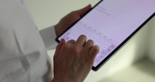 Kadın şirket önermesinde tablet bilgisayar dokunmatik ekranına metin yazar. İş görevleri için dijital iletişim teknolojisi. Aygıt yavaş çekimde çalışan - Video, Çekim