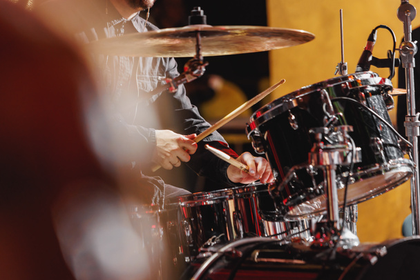 Percussionist performt am Rock-Schlagzeug mit Drumsticks - Foto, Bild