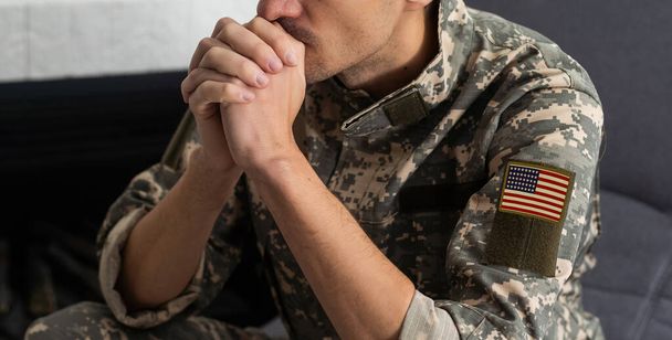 Soldier: Man In Uniform Praying - Foto, afbeelding