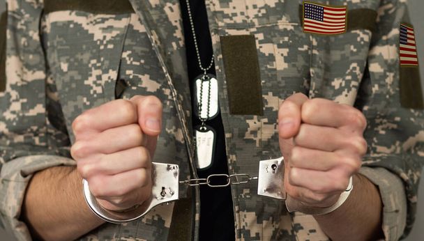 Amerikaanse militaire soldaat in handboeien - Foto, afbeelding