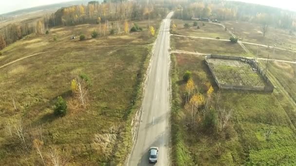 Plattelandsgebieden met weg- en auto's. Luchtfoto - Video