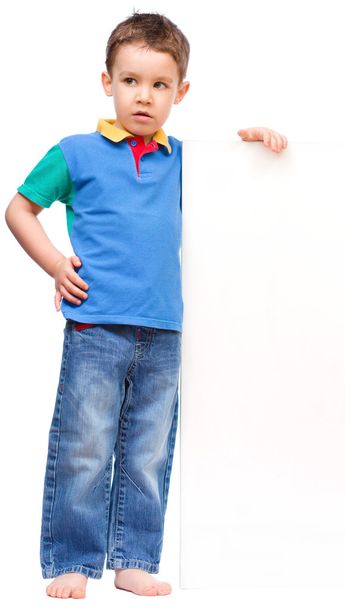 χαριτωμένο αγόρι κρατώντας πανό κενό - Φωτογραφία, εικόνα