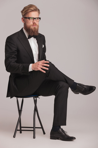  hombre de negocios rubio sentado en un taburete
 - Foto, Imagen