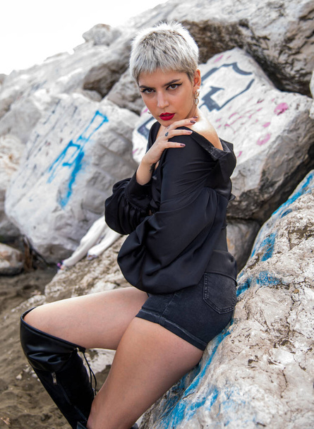 Nuori tyttö trendikäs vaatteet Napolissa - Valokuva, kuva