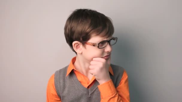 έφηβο αγόρι δυσπιστία υποψία διώξεις φοβία γυαλιά δέκα χρόνια σε γκρι φόντο - Πλάνα, βίντεο