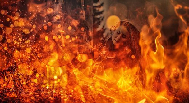 シャーマンのフレームドラムで遊ぶ美しいシャーマンの女の子。火災の背景 - 写真・画像