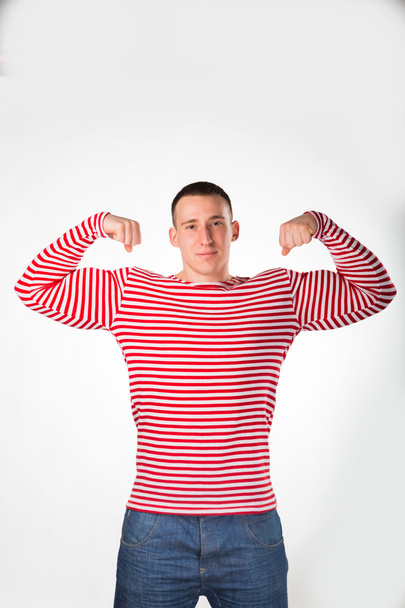 Musculoso hombre con una ropa a rayas
 - Foto, Imagen