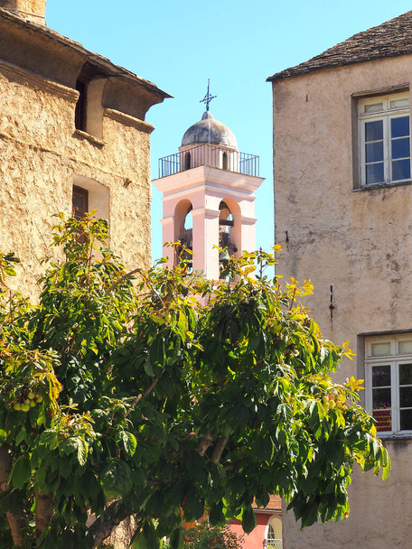 A Corte templom harangtornya, Korzika egykori fővárosa (beceneve Szépség-sziget). Ez egy 15. századi barokk stílusú templom campanile, szentelt az Angyali üdvözlet és szerepel, mint egy történelmi emlékmű - Fotó, kép