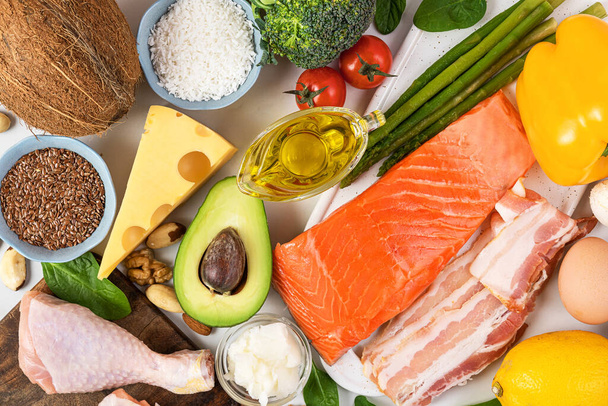 Ισορροπημένο χαμηλό υδατάνθρακες keto διατροφή. Τρόφιμα πηγές πρωτεΐνης, υγιεινά λίπη, υδατάνθρακες. Στο πάνω μέρος. Ψάρια, κρέας, λαχανικά, φρούτα, ξηροί καρποί, αυγά για κετογενετική διατροφή - Φωτογραφία, εικόνα