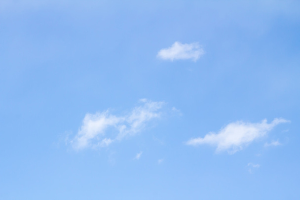 облака в голубом небе - Фото, изображение