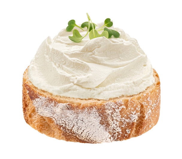 Fetta di baguette con vortice di crema di formaggio isolato su sfondo bianco con percorso di ritaglio - Foto, immagini
