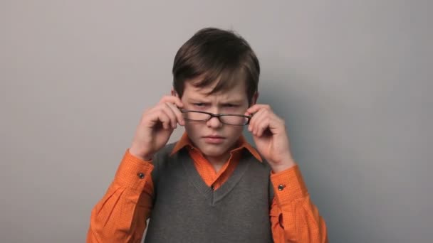 adolescente irritado coloca em sua cabeça menino usa óculos dez anos
 - Filmagem, Vídeo