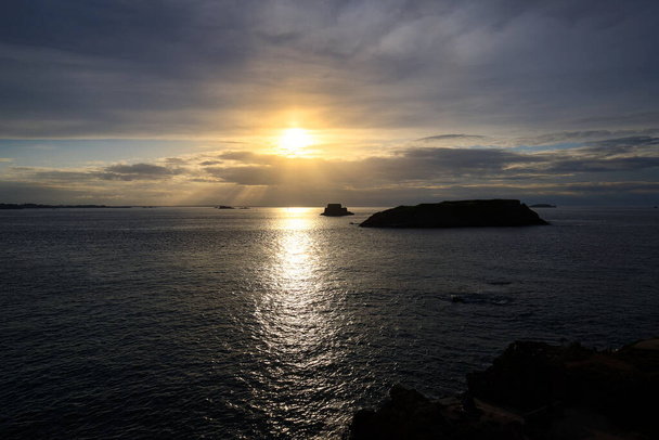 Kauneus auringonlasku näkymä rannalta Saint Malo. Luonnon allas Saint-Malo Bretagnessa Luoteis-Ranskassa Englanti Channel - Valokuva, kuva