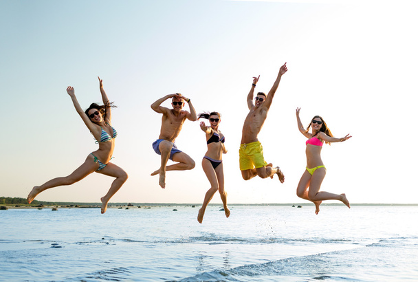 τους φίλους χαμογελώντας σε γυαλιά ηλίου στην παραλία το καλοκαίρι - Φωτογραφία, εικόνα