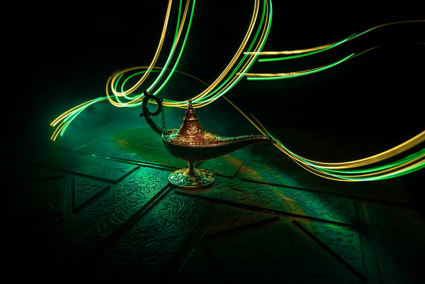 Antiikki Aladdin arabian yötä henki tyyli öljylamppu pehmeä vaalea valkoinen savu, tumma tausta. Valaisin toiveiden käsite - Valokuva, kuva