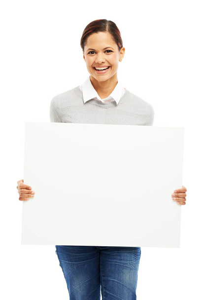 Põe a tua cópia nas mãos dela. Retrato de estúdio de uma jovem atraente segurando um cartaz em branco isolado em branco - Foto, Imagem