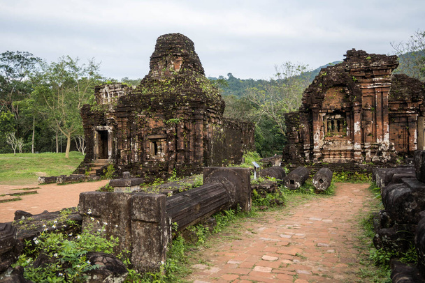 Остатки индуистских башен-храмов в святилище My Son, внесенном в список Всемирного наследия ЮНЕСКО во Вьетнаме
. - Фото, изображение