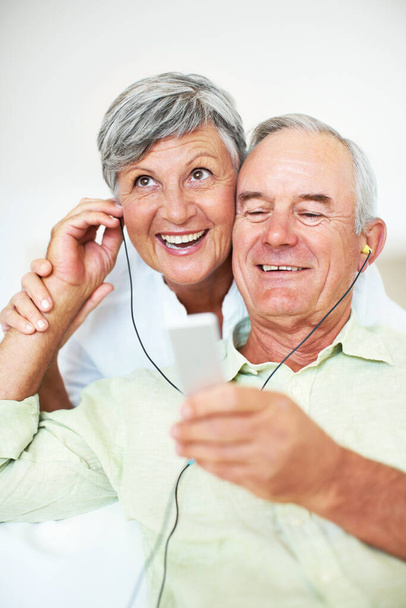 Joyeux couple d'âge mûr écoutant de la musique. Joyeux couple d'âge mûr écouter de la musique à la maison - Photo, image