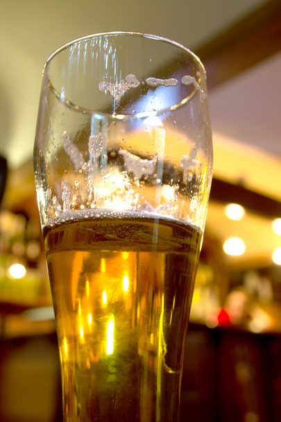 Cerveza en barra
 - Foto, Imagen