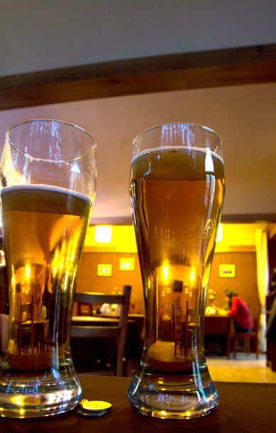 Vasos de cerveza en el bar
 - Foto, Imagen