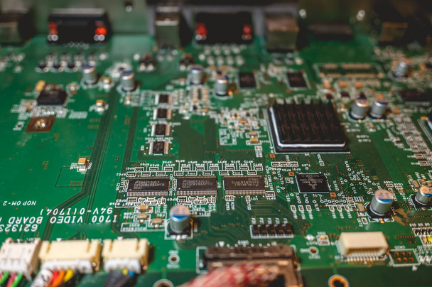 Dentro del funcionamiento interno de una máquina tecnológica: examinar el hardware, los circuitos y los componentes de una placa informática - Foto, Imagen
