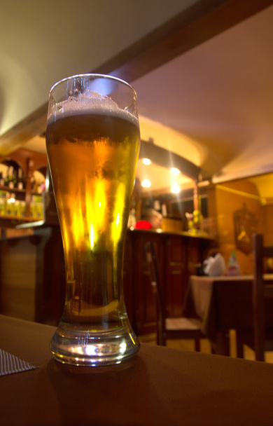 Un vaso de cerveza sobre una mesa
 - Foto, Imagen