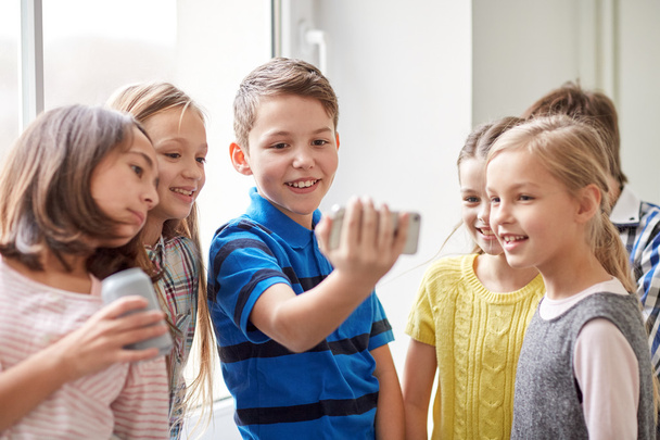 Grupa dzieci ze szkoły z smartphone i soda puszek - Zdjęcie, obraz