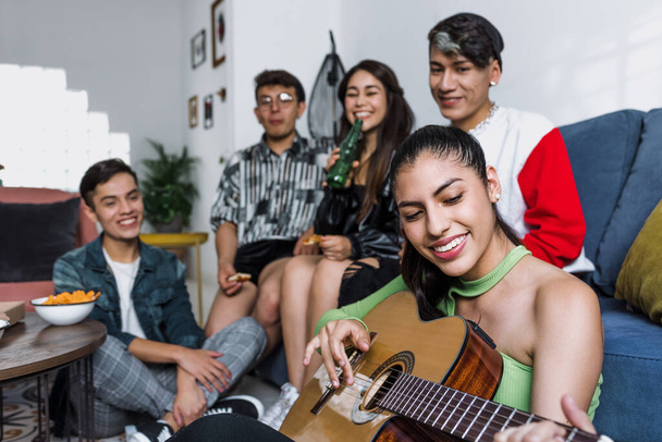 Skupina latinských LGBT přátel, kteří jedí pizzu, pijí a baví se doma v Mexiku, hispánské homosexuální a lgbtq komunitě v Latinské Americe - Fotografie, Obrázek