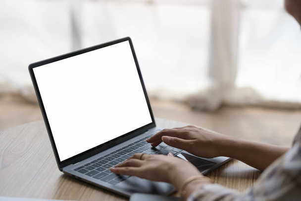 Κοντινό πλάνο άποψη της γυναίκας χέρια πληκτρολογώντας στο πληκτρολόγιο του υπολογιστή laptop. Κενή οθόνη για διαφημιστικό κείμενο. - Φωτογραφία, εικόνα