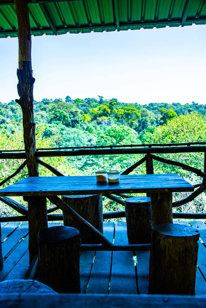 Table avec terrasse et vue sur la forêt, Thaïlande. - Photo, image