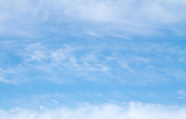 vezelig wolken en blauwe hemel - Foto, afbeelding