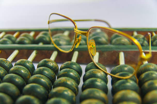 Close up de Abacus chinês velho e óculos
 - Foto, Imagem