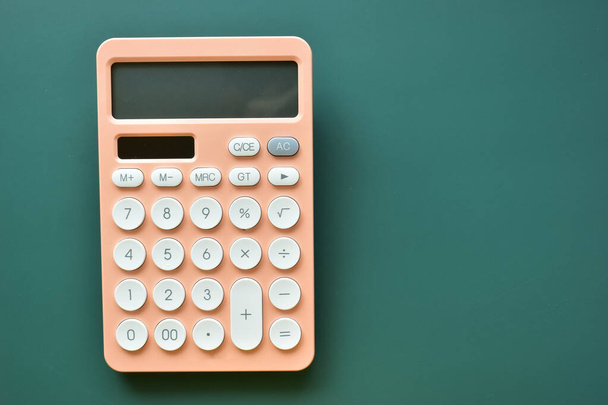 現代の桃の色のパステル計算機と緑の背景の白いボタン、ビジネスと財務会計の概念 - 写真・画像