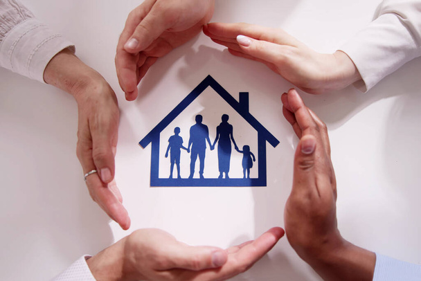 Family Insurance Protection And Roof Or Shelter - Foto, Imagen