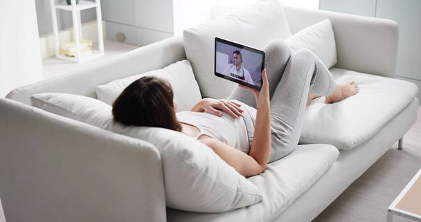 Young Pregnant Woman Video Conferencing With Doctor On Tablet Computer At Home - Fotografie, Obrázek