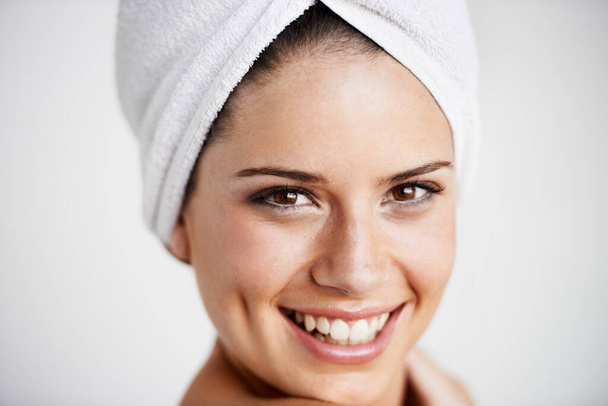 Pflege für Ihre Haut. Porträt einer jungen Frau vor grauem Hintergrund - Foto, Bild