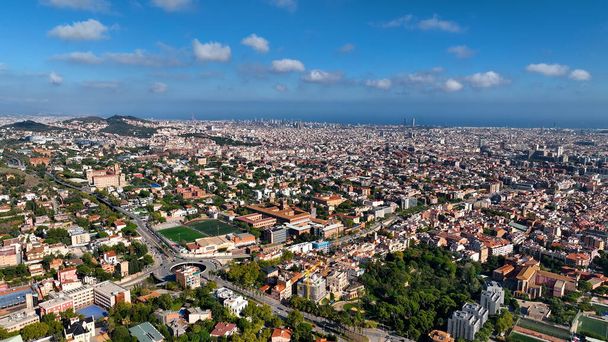 Establecimiento de Vista Aérea de Barcelona City Skyline, barrio de Sarria-Sant Gervasi, Basílica Sagrada Familia, Cataluña, España - Foto, Imagen