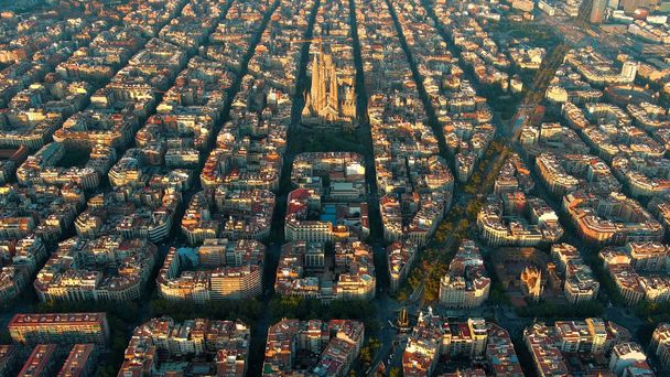 Αεροφωτογραφία του ορίζοντα της πόλης της Βαρκελώνης, Βασιλική Sagrada Familia και Eixample οικιστικό αστικό δίκτυο στο ηλιοβασίλεμα, Καταλονία, Ισπανία - Φωτογραφία, εικόνα