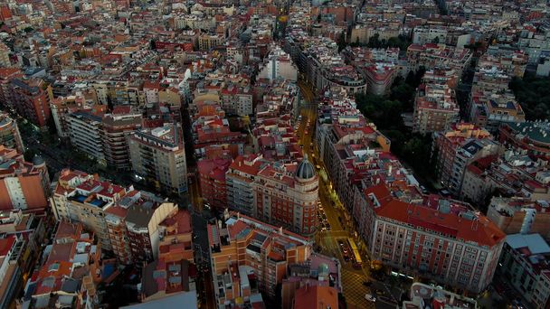 skyline della città di Barcellona al crepuscolo, vista aerea di Ronda del General Mitre al crepuscolo, traffico, Catalogna, Spagna - Foto, immagini