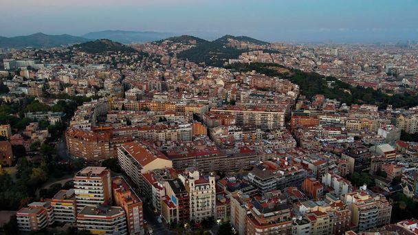 Vista aérea del horizonte de Barcelona al atardecer, Gracia y los distritos de Horta Guinardo. Cataluña, España - Foto, Imagen