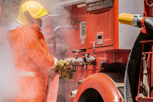 Cette étape cruciale dans le processus de lutte contre les incendies garantit que le tuyau d'incendie est prêt pour une utilisation immédiate permettant aux pompiers de combattre les incendies rapidement et efficacement. - Photo, image