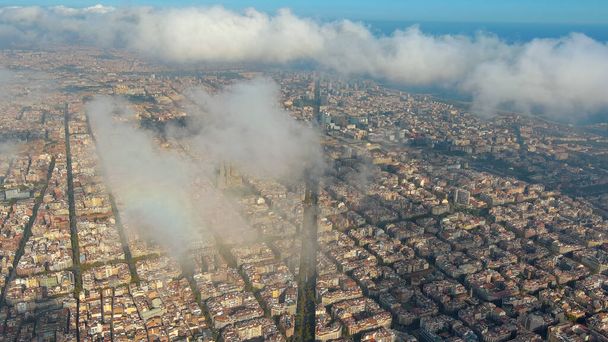 Avión Drone Helicóptero Barcelona Ciudad por encima de las nubes y la niebla, Basílica Sagrada Familia y Eixample residencial famosa red urbana. Cataluña, España - Foto, Imagen