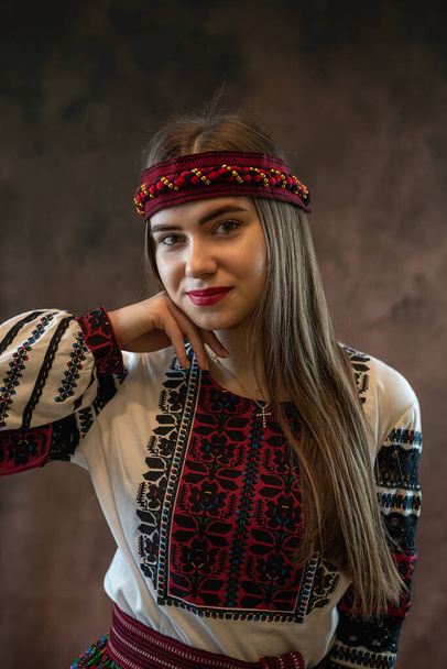 Portret ukraińskiej młodej damy w stroju narodowym vyshyvanka i szal, etniczne i folklorystyczne pojęcie - Zdjęcie, obraz
