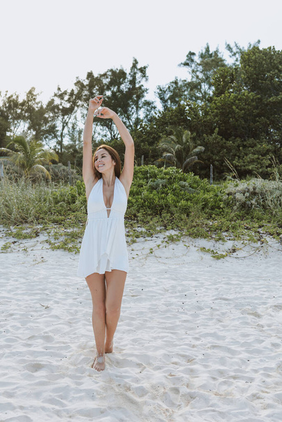 Щаслива жінка з витягнутими руками втішається свободою на пляжі в Мексиці Латинської Америки, гізпанічні позитивні люди - Фото, зображення