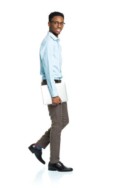 Feliz africano americano estudiante universitario con portátil de pie en w
 - Foto, Imagen