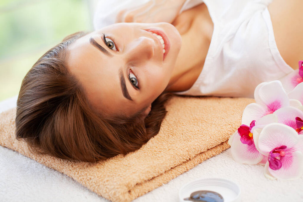 Beautiful girl has a facial massage in a beauty clinic - Zdjęcie, obraz