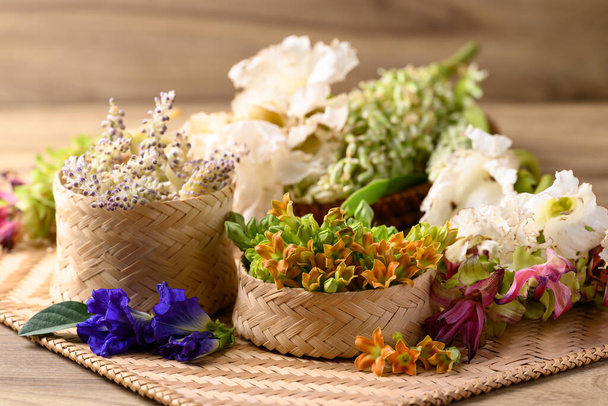 Thajské jedlé květiny z trhu ekologických místních zemědělců v severním Thajsku, koncept udržitelnosti - Fotografie, Obrázek