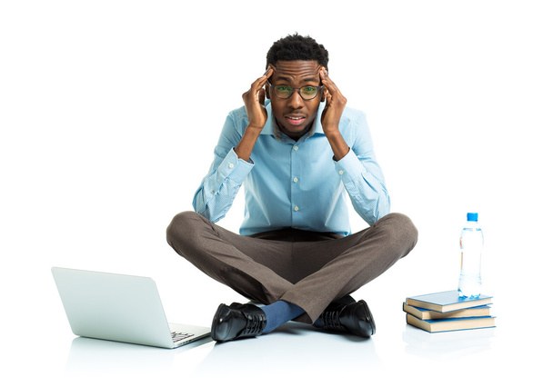 Estudante universitário americano africano feliz com laptop, livros e bo
 - Foto, Imagem