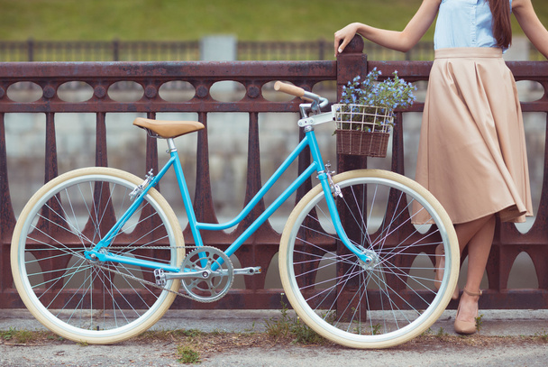 Jovem mulher bonita, elegantemente vestida com bicicleta
 - Foto, Imagem